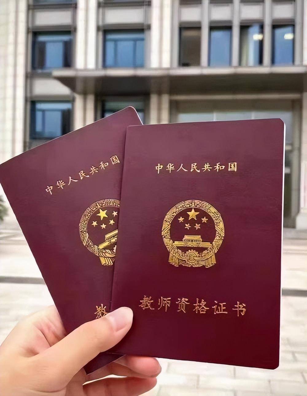 昆明毕业证定制：DIY方案 vs 专业定制谁更胜一筹？